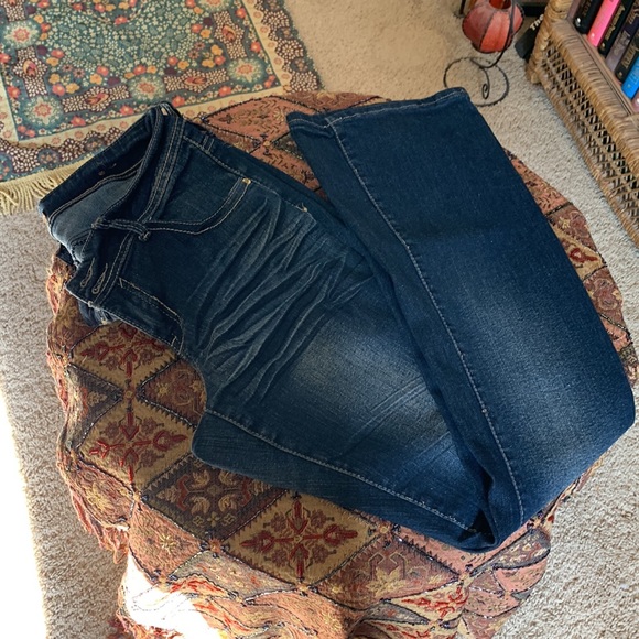 South Pole jeans with zipper back pockets and studs. Must have plus size - Picture 4 of 5